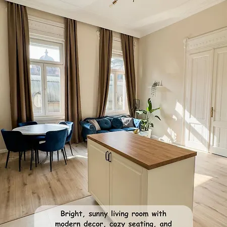 Unique Large Apartment In Central Budapest *