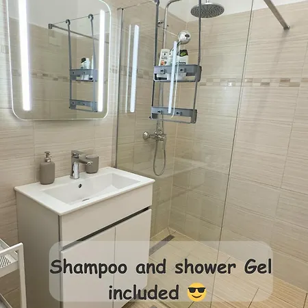 Unique Large Apartment In Central Budapest شقة