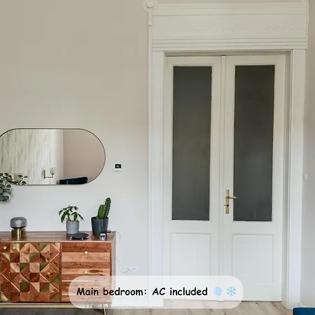 Unique Large Apartment In Central Budapest *